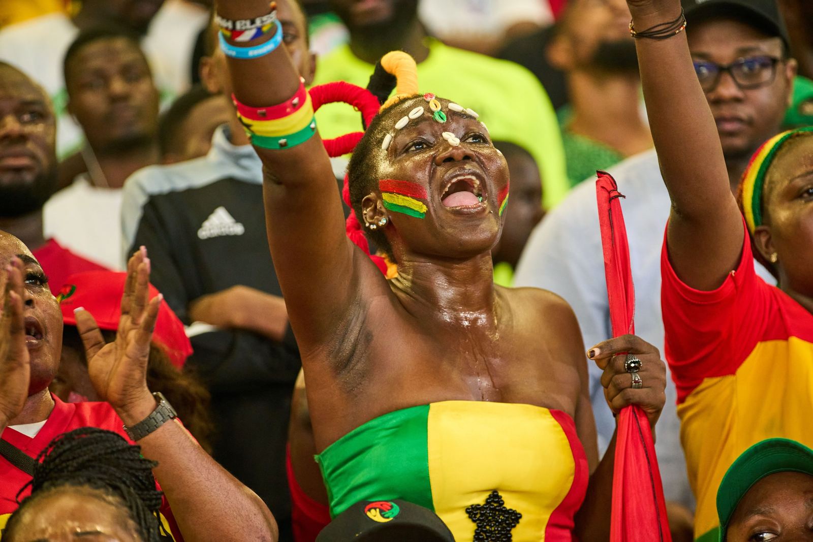 Un supporter ghanéen encourage son équipe en tribune