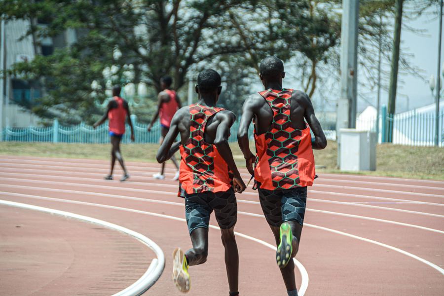 Deux coureurs s'entraînent sur une piste au Kenya