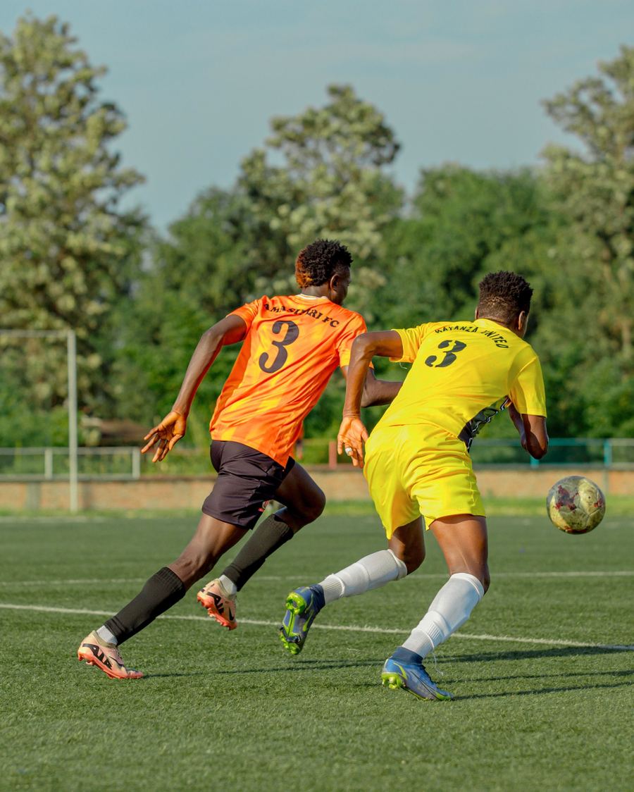Deux joueurs de club à la lutte pour le ballon