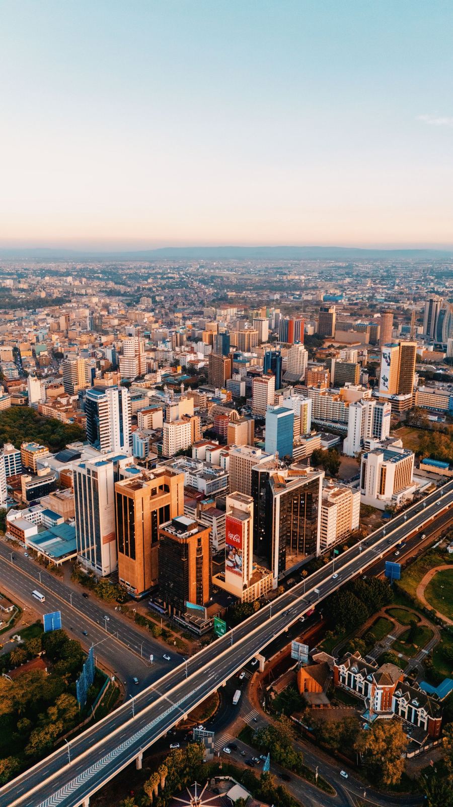 Vue aérienne de Nairobi au lever du soleil