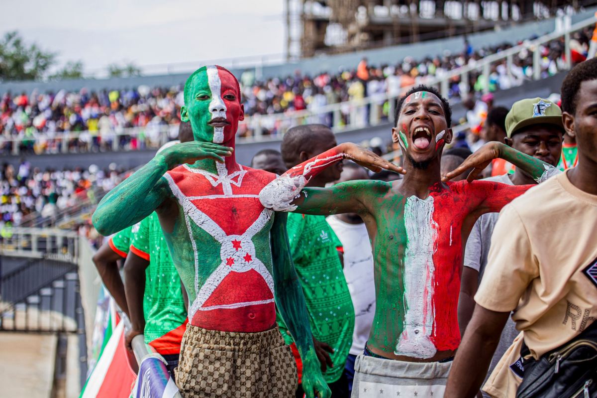 Supporters de football au visage peint dans un stade