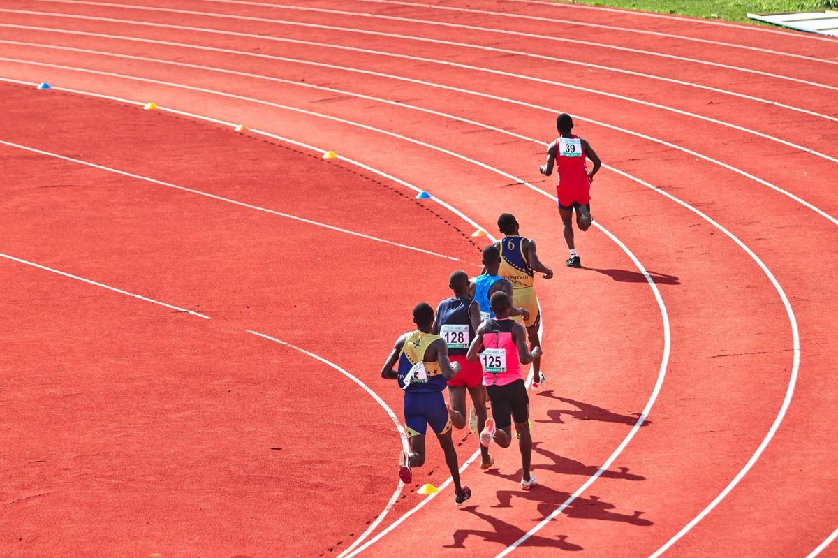 Coureurs sur une piste d'athlétisme rouge, vue du dessus